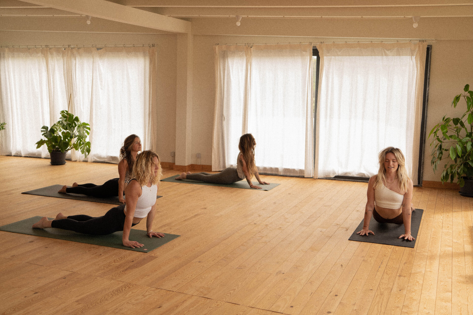 Yoga instructor is showing a specific yoga position and describig how important is to focus to keep the balance. Photo credits: Maximilian Salzer, Wurzelwerkstatt Retreat 2022 Ericeira
